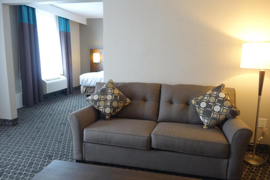 Posezení v ubytování Park Inn by Radisson Brampton, ON