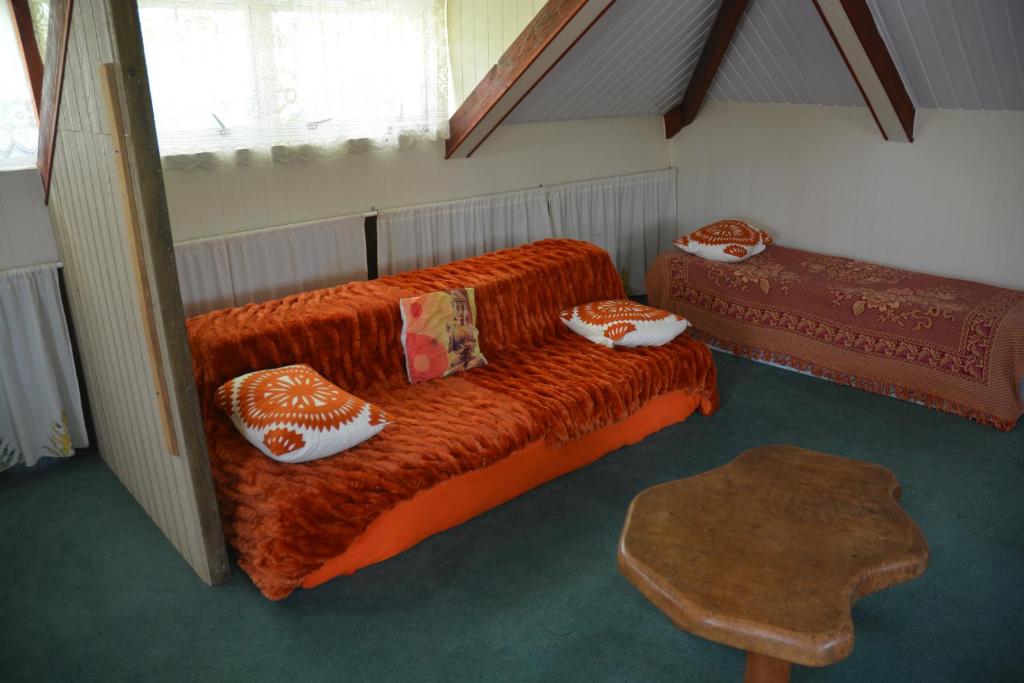 Cette chambre dispose d'un canapé et d'oreillers. dans l'établissement Fare Maheata, à Pihaena
