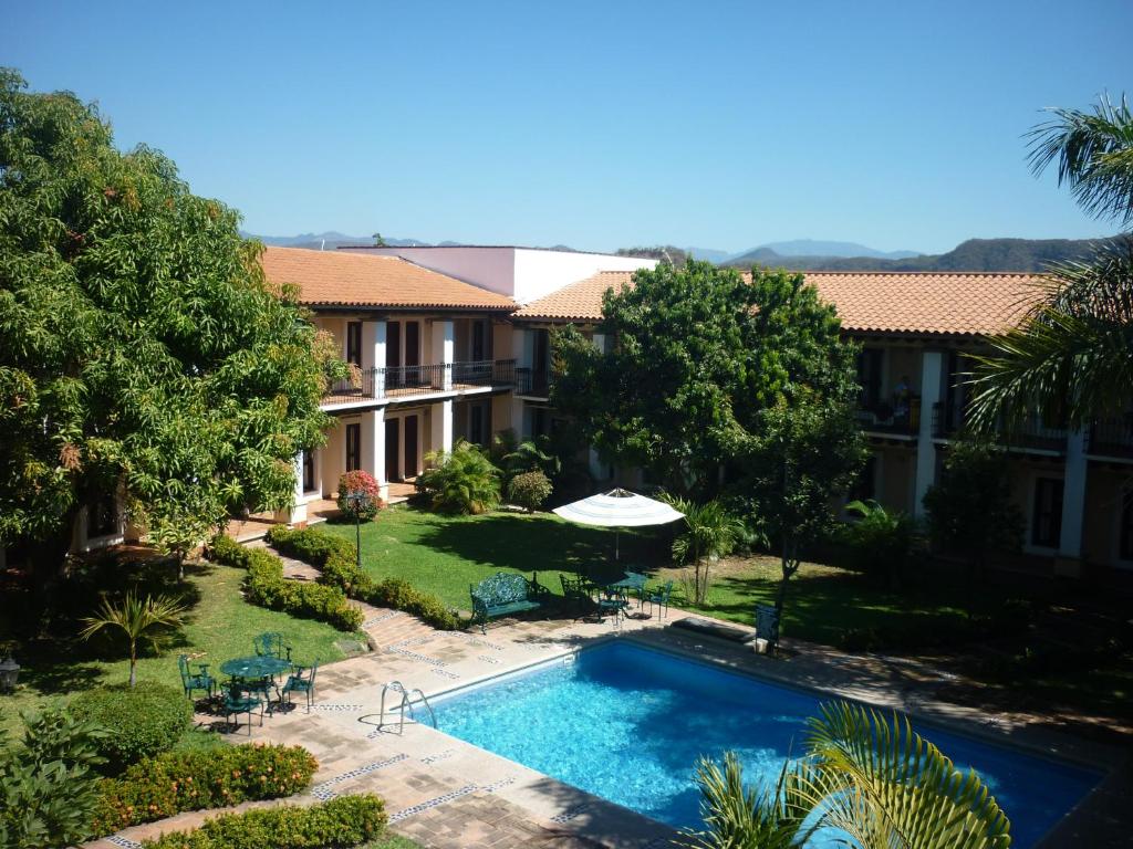 una vista aérea de una casa con piscina en Hotel Quinta Minera, en Cosalá