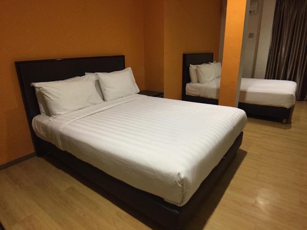 Postel nebo postele na pokoji v ubytování Padungan Hotel