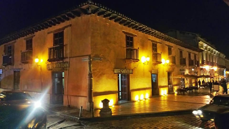 a building on a city street at night at Hotel Santa Clara in San Cristóbal de Las Casas
