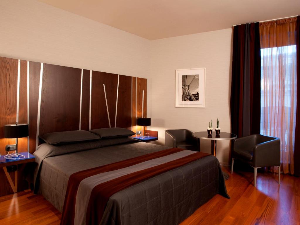 Un pat sau paturi într-o cameră la Suite Valadier
