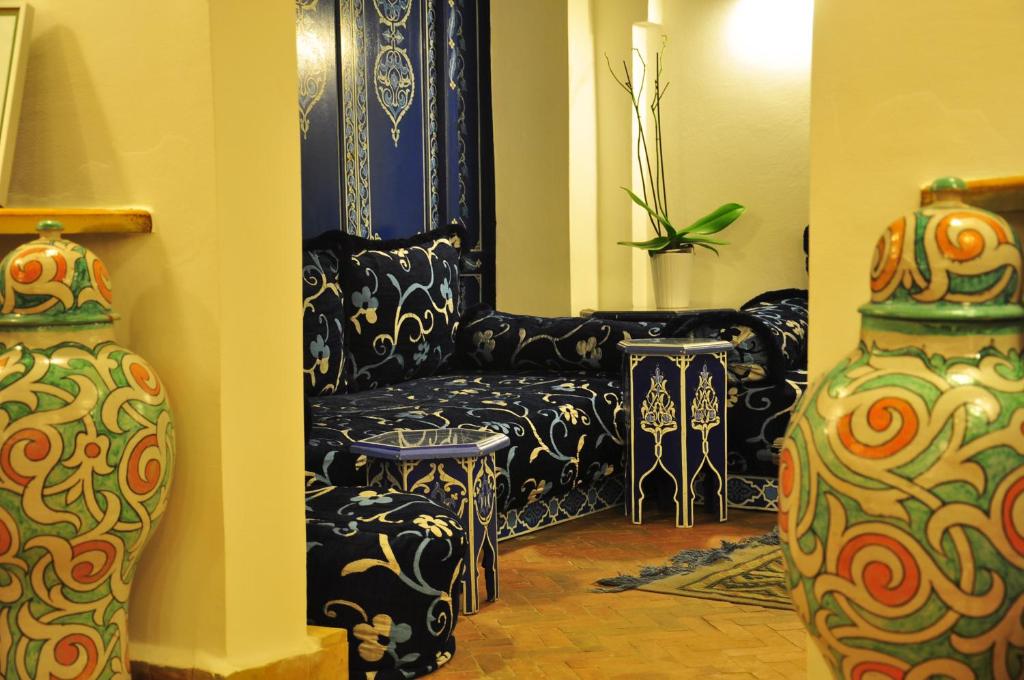 - un salon avec un canapé et deux vases dans l'établissement Al Alba, à Assilah