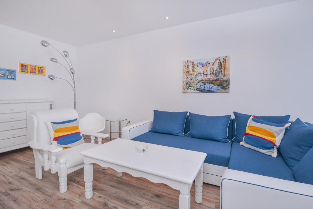 SIMPLISICO - Two Bedroom Stylish Apartment in Central Lozenec Area