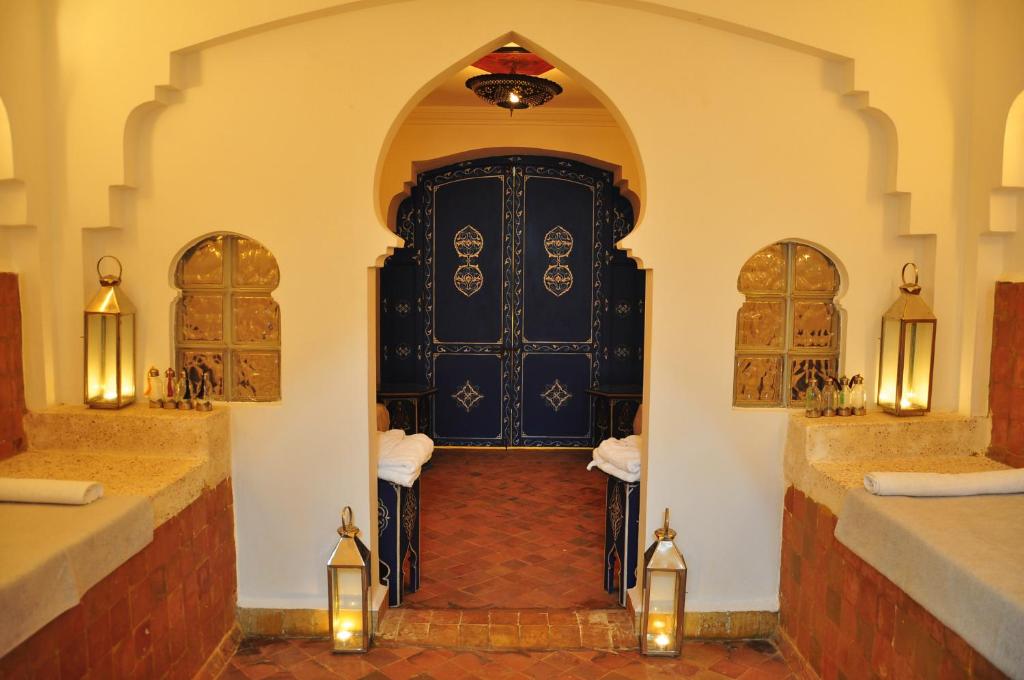 an entrance to a bathroom with a large door at Hotel Al Alba Hammam & Restaurant in Asilah