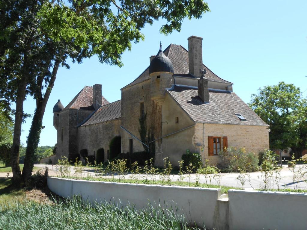un antiguo edificio de piedra con torreta en Chez Florine et Valentin, en Gigny