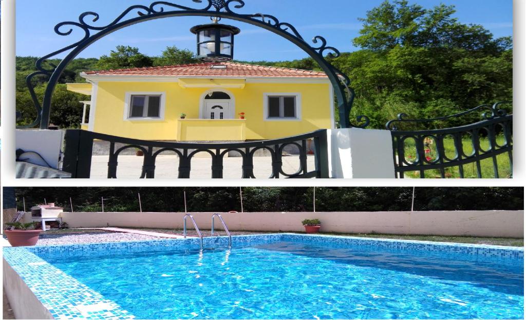 eine Collage mit zwei Bildern von einem Haus und einem Pool in der Unterkunft Villa Relax in Herceg-Novi
