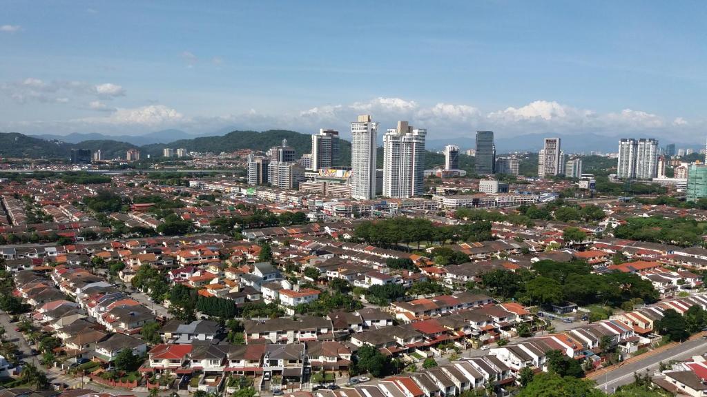 Miesto panorama iš poilsio komplekso arba bendras vaizdas mieste Petaling Jaya