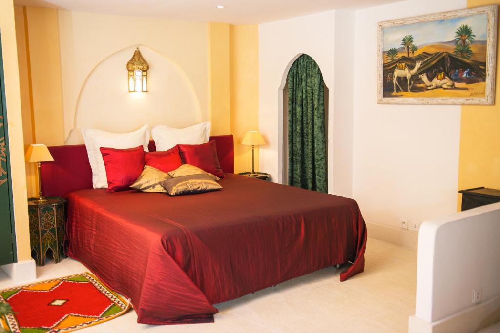 Een bed of bedden in een kamer bij La Villa Majorelle