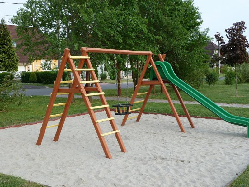 Herní místnost nebo prostor pro děti v ubytování Herkules Panzió