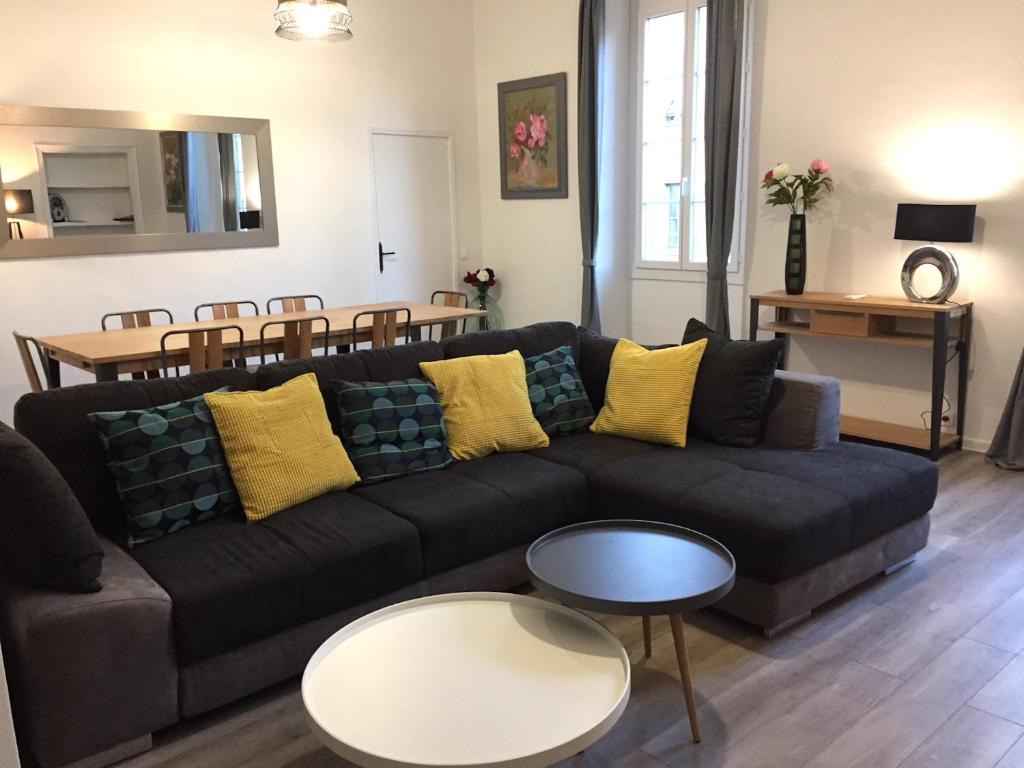 un salon avec un canapé noir et une table dans l'établissement Port de Nice, à Nice