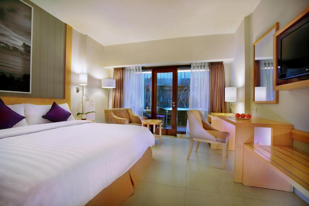Postel nebo postele na pokoji v ubytování Quest Hotel Kuta by ASTON