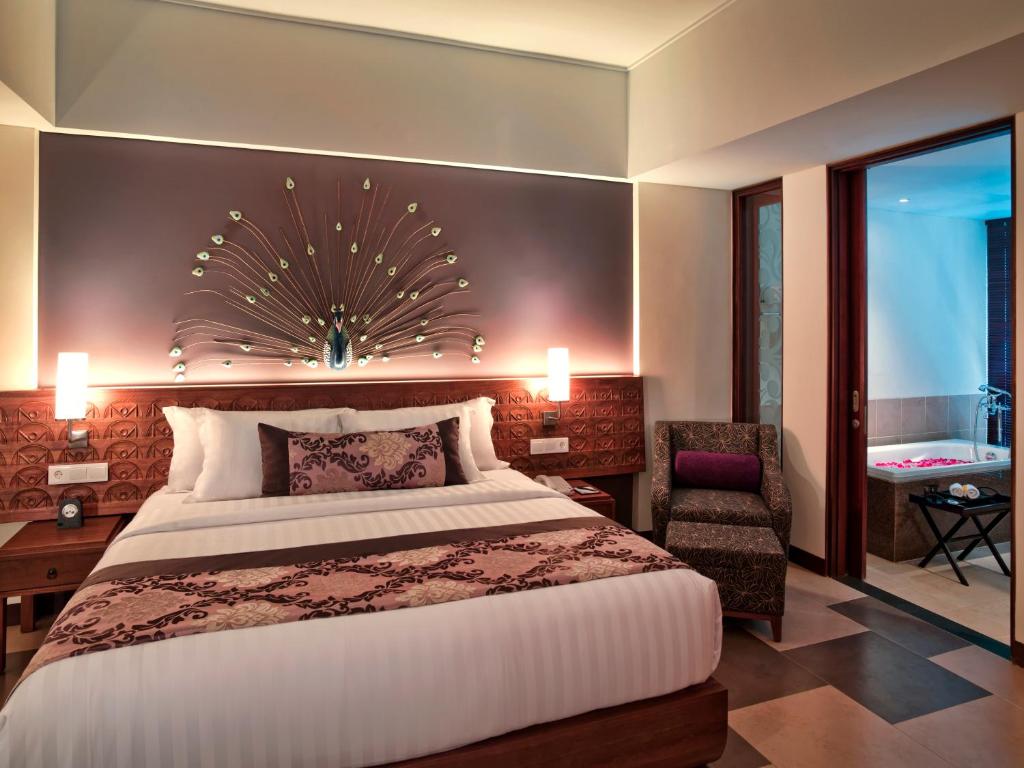 Postel nebo postele na pokoji v ubytování Sun Island Hotel & Spa Kuta