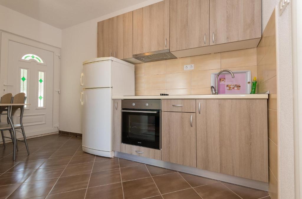 Kuchyň nebo kuchyňský kout v ubytování Apartments & rooms Leon