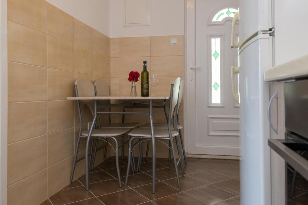 Kuchyň nebo kuchyňský kout v ubytování Apartments & rooms Leon