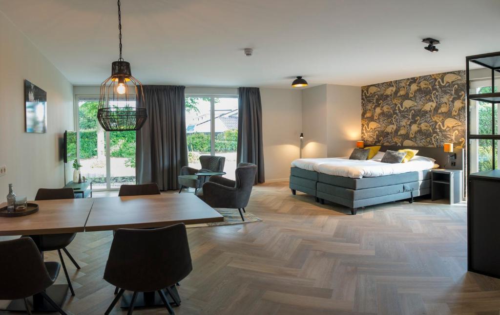- une chambre avec un lit, une table et des chaises dans l'établissement Heuvelrijk Berg en Dal, à Groesbeek