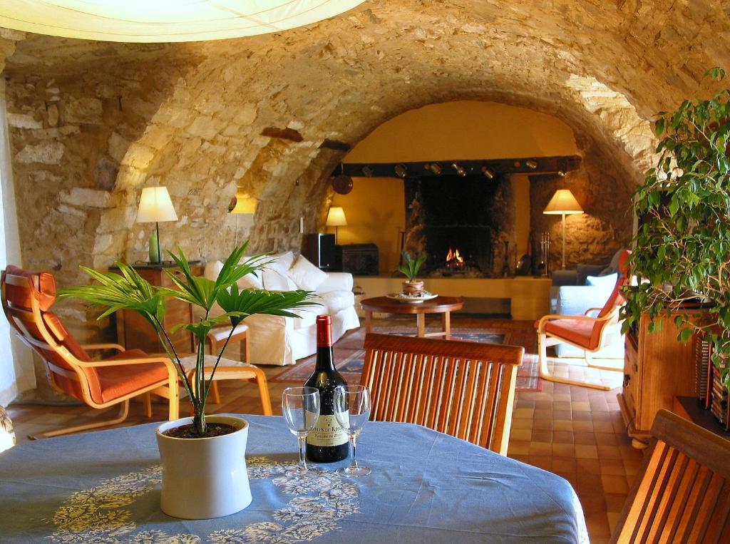 מסעדה או מקום אחר לאכול בו ב-La Colle en Provence Main House