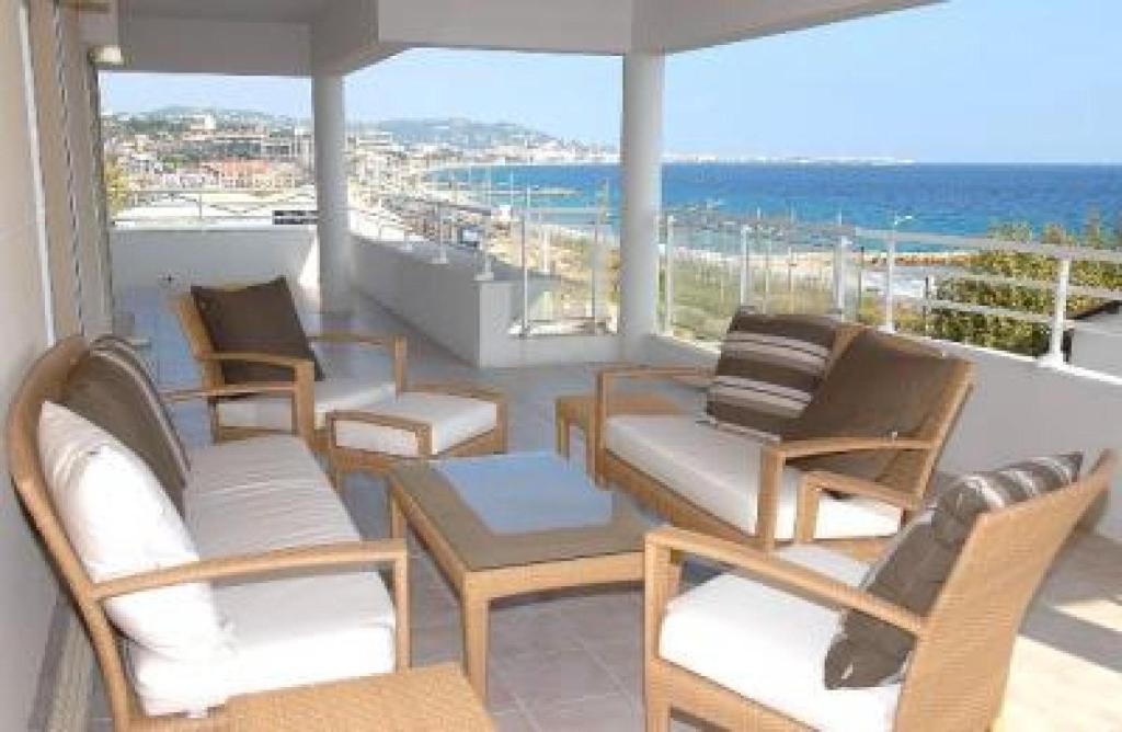 カンヌにあるStunning three bedroom apartment on seafront in Cannes with panoramic sea views 399の海の景色を望むバルコニー(椅子、テーブル付)