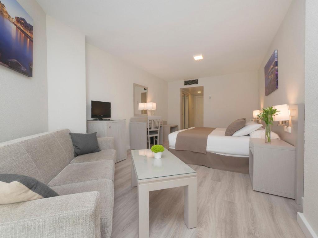 TV a/nebo společenská místnost v ubytování Hotel Helios Costa Tropical