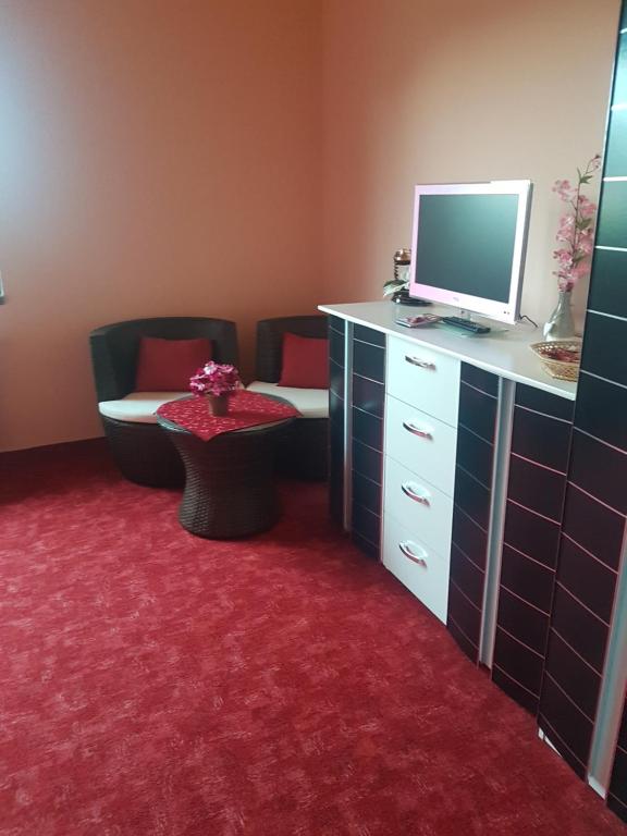 a room with a desk with a computer and a chair at Pension Sunset Mezirolí in Nová Role
