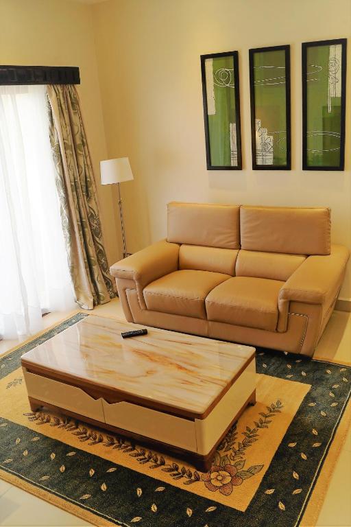 Best Western Premier Garden Hotel Entebbe tesisinde bir oturma alanı