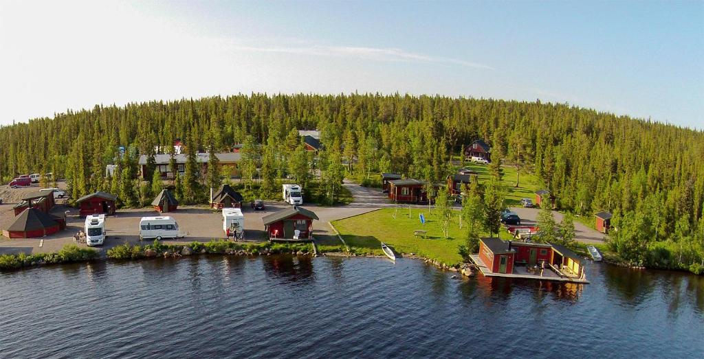 une île au milieu d'un lac avec un complexe dans l'établissement Camp Alta Kiruna, à Kiruna