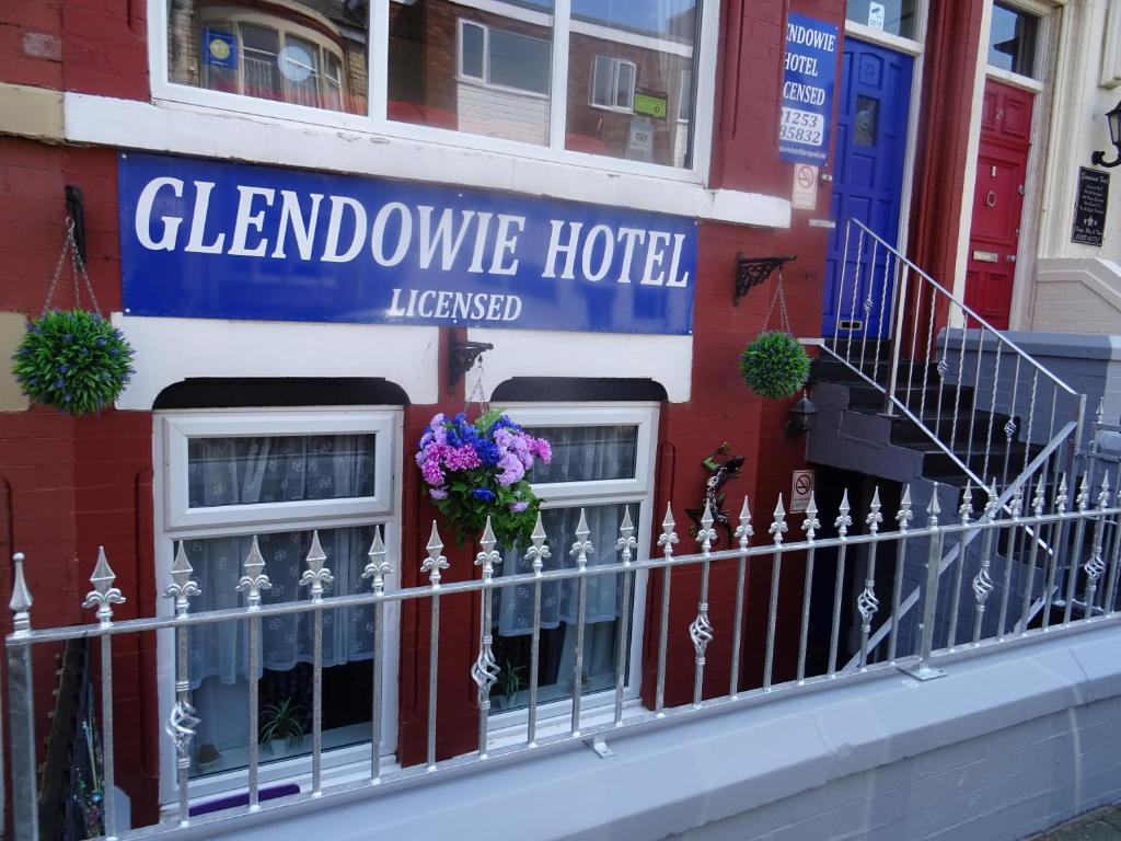 ブラックプールにあるグレンドウイー ホテルの花が咲くバルコニー付きの建物