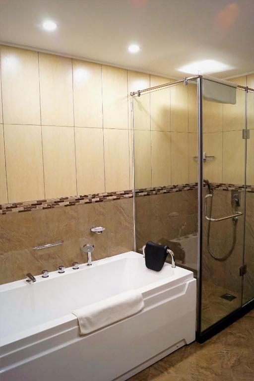 Best Western Premier Garden Hotel Entebbe tesisinde bir banyo