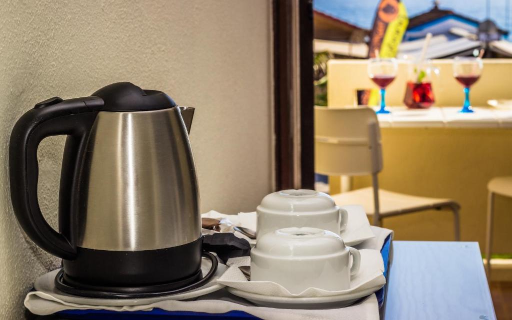 Příslušenství pro přípravu čaje a kávy v ubytování Aeromar Beach Hotel