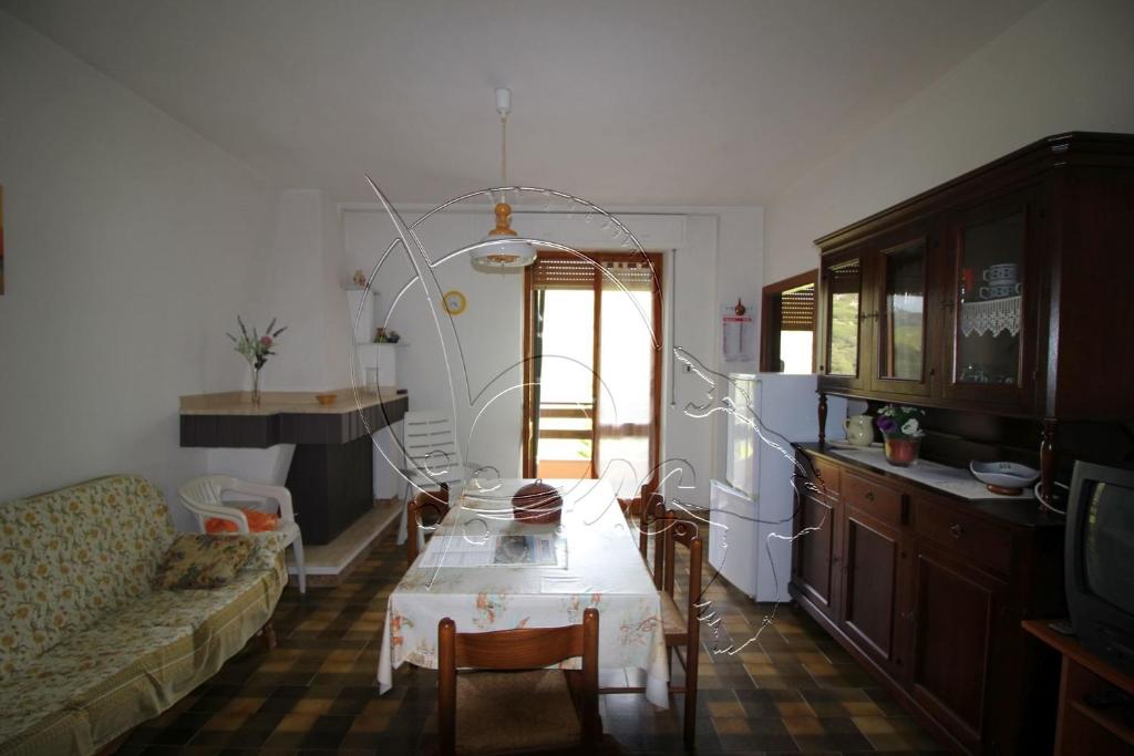 - un salon avec une table et un canapé dans l'établissement Ampio appartamento Marina di Arbus, à Arbus