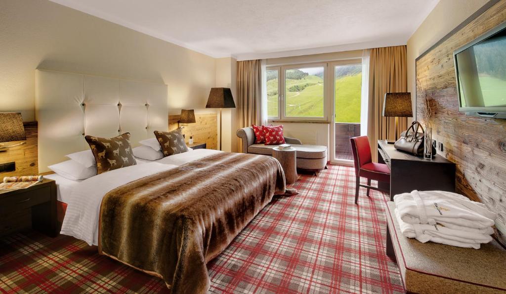霍弗根的住宿－Hotel Lamark，酒店客房设有一张大床和一台电视机。