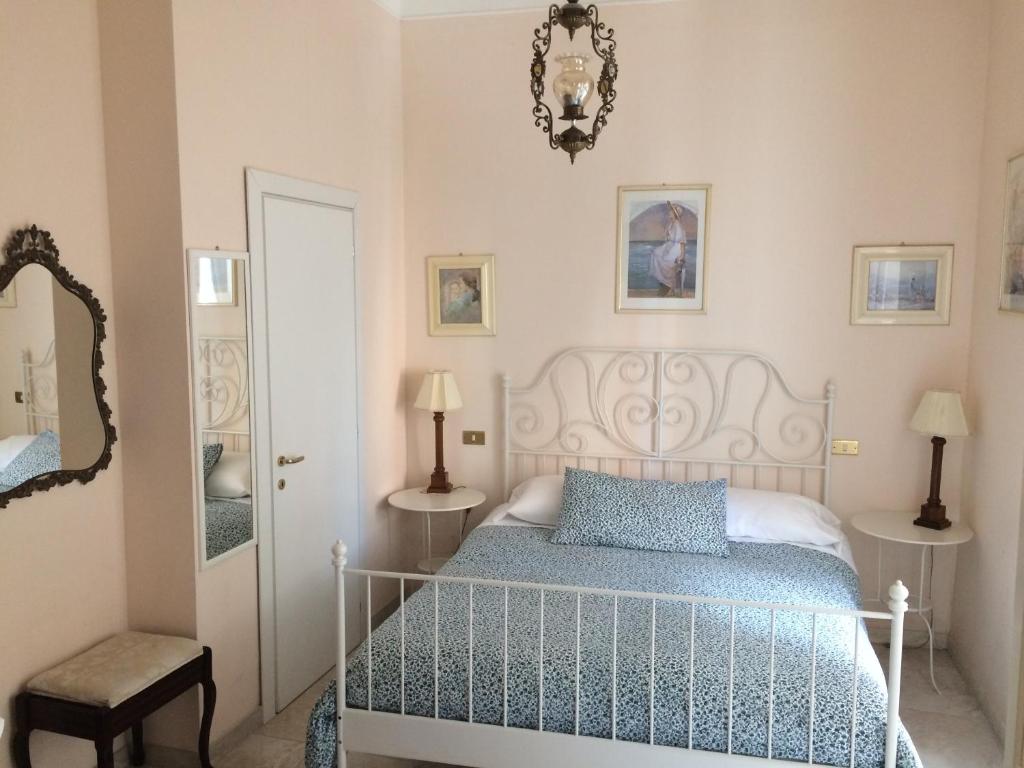 Postel nebo postele na pokoji v ubytování Borgo Antico Santa Lucia