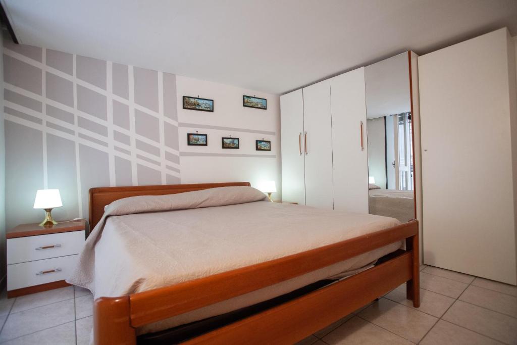 ナポリにあるAppartamento Toledoの白い壁のベッドルーム1室(ベッド1台付)