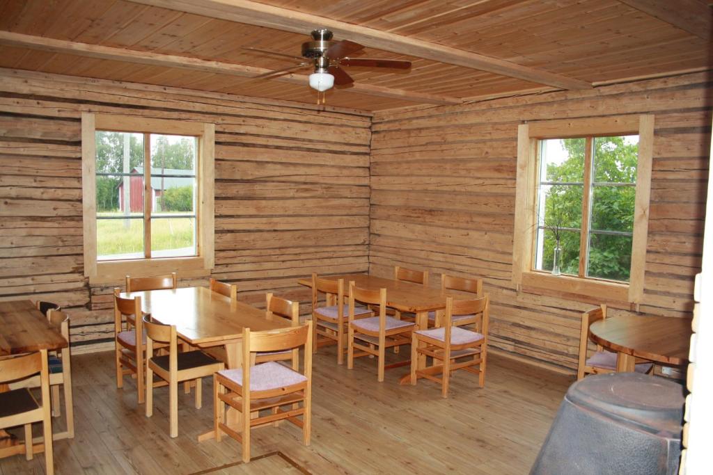 Restaurace v ubytování Authentic Scandinavian Log House