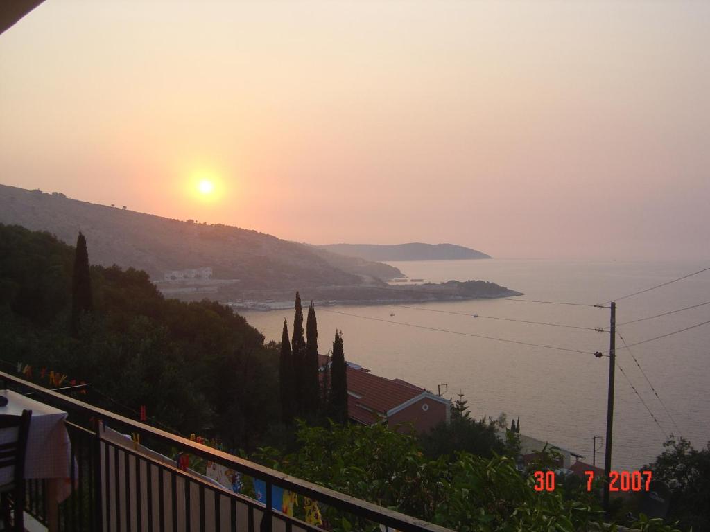 uma vista do pôr-do-sol sobre uma massa de água em Fatiras Studios em Kassiopi