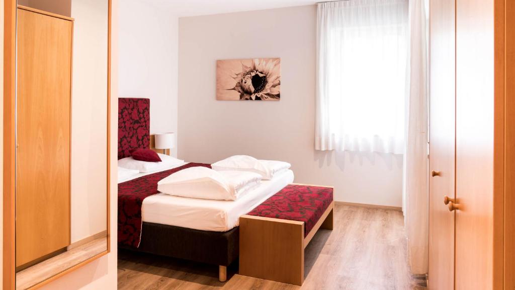 Postel nebo postele na pokoji v ubytování Flora Hotel & Suites