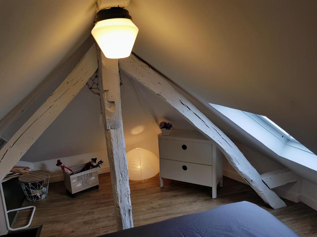 een zolder met een dakraam en een bed in een kamer bij Appartement typique Rouen centre tout confort in Rouen