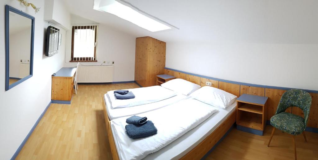 Postel nebo postele na pokoji v ubytování Konditorei Binder