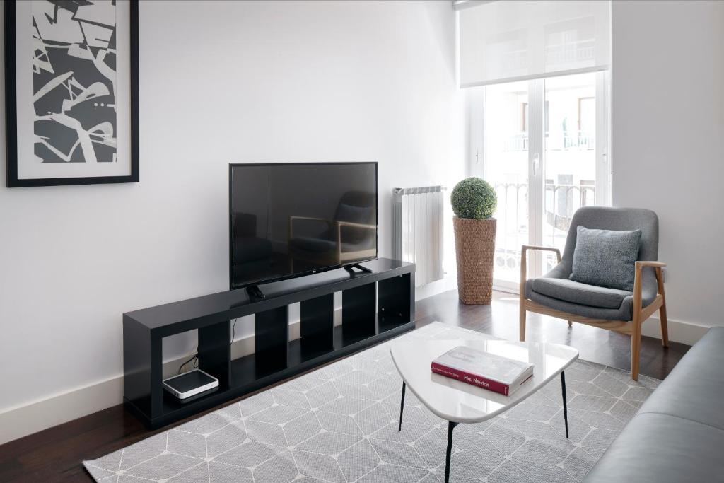 Televízia a/alebo spoločenská miestnosť v ubytovaní Marina by FeelFree Rentals