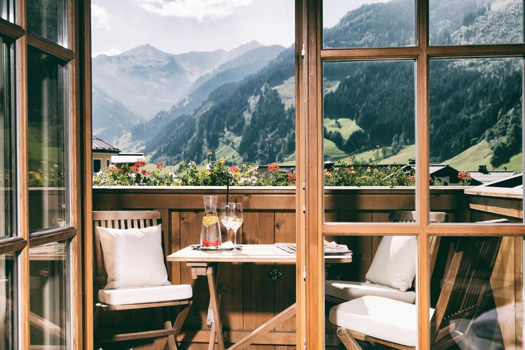 Nespecifikovaný výhled na hory nebo výhled na hory při pohledu z hotelu