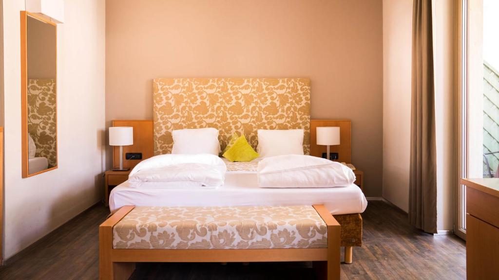 Postel nebo postele na pokoji v ubytování Flora Hotel & Suites