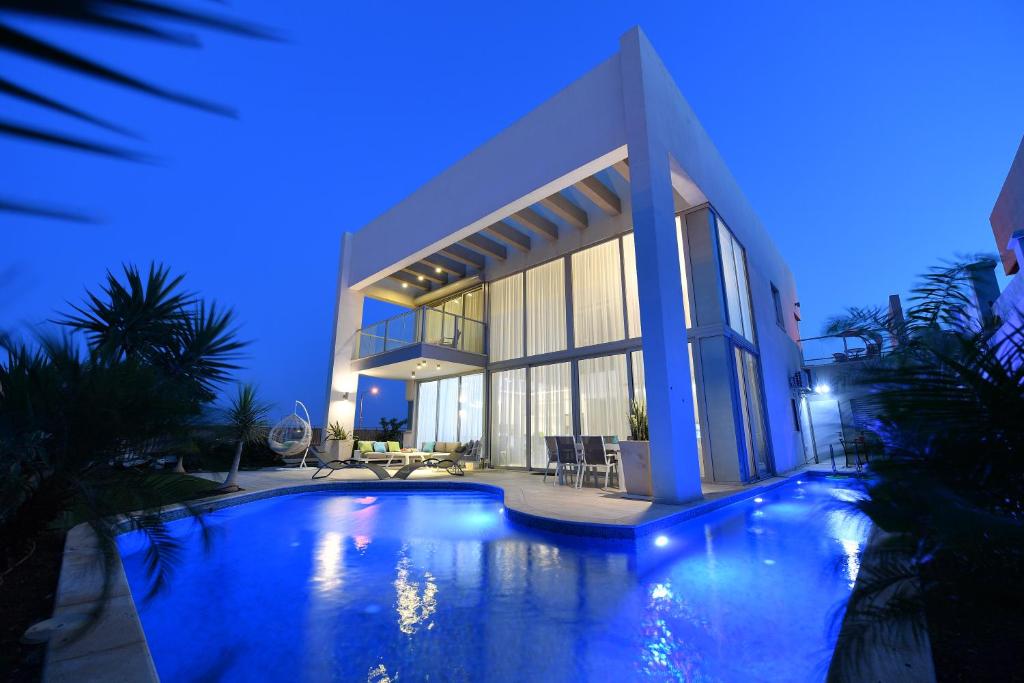 埃拉特的住宿－Turquoise Apartment with Pool，一座大型建筑,前面设有一个游泳池