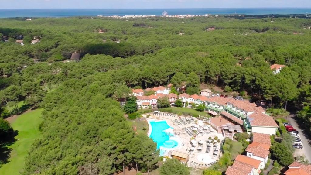 una vista aérea de un complejo con piscina en Residence Lacanau Les Pins - maeva Home en Lacanau