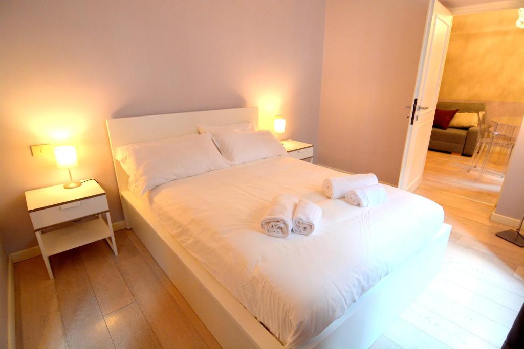- une chambre avec un lit et des serviettes dans l'établissement Ara Pacis Luxury Apartments by CapriRooms, à Rome
