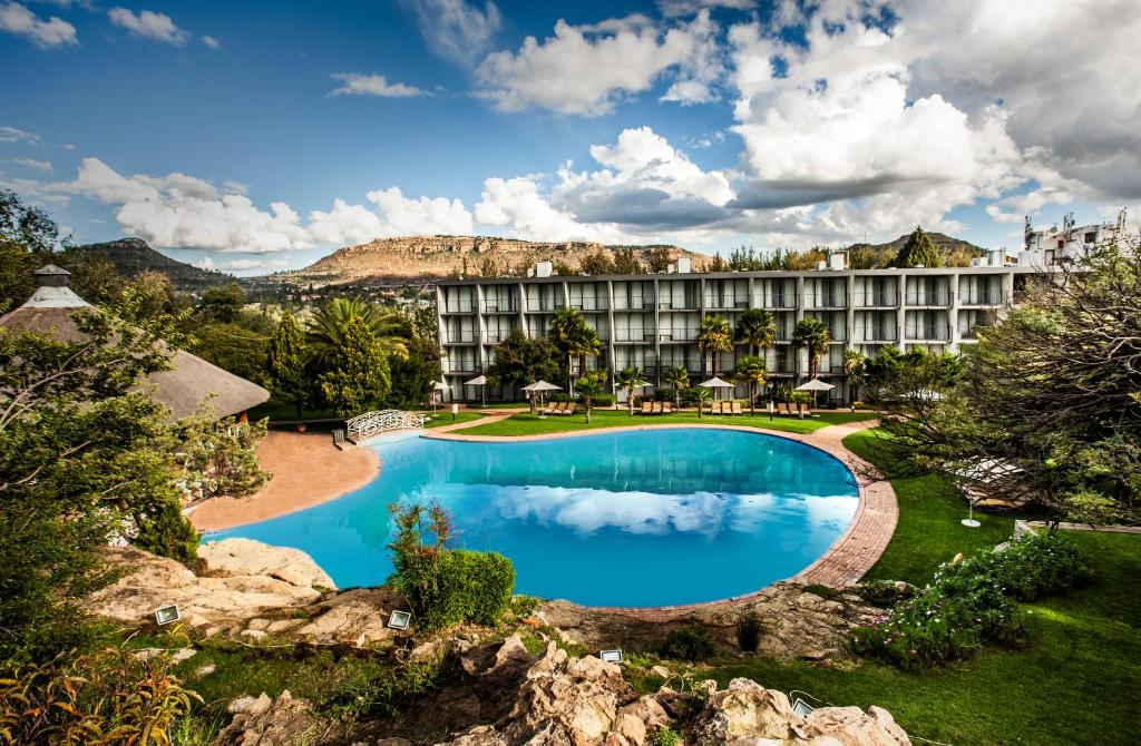 Una vista del complejo con una gran piscina. en Avani Maseru Hotel, en Maseru