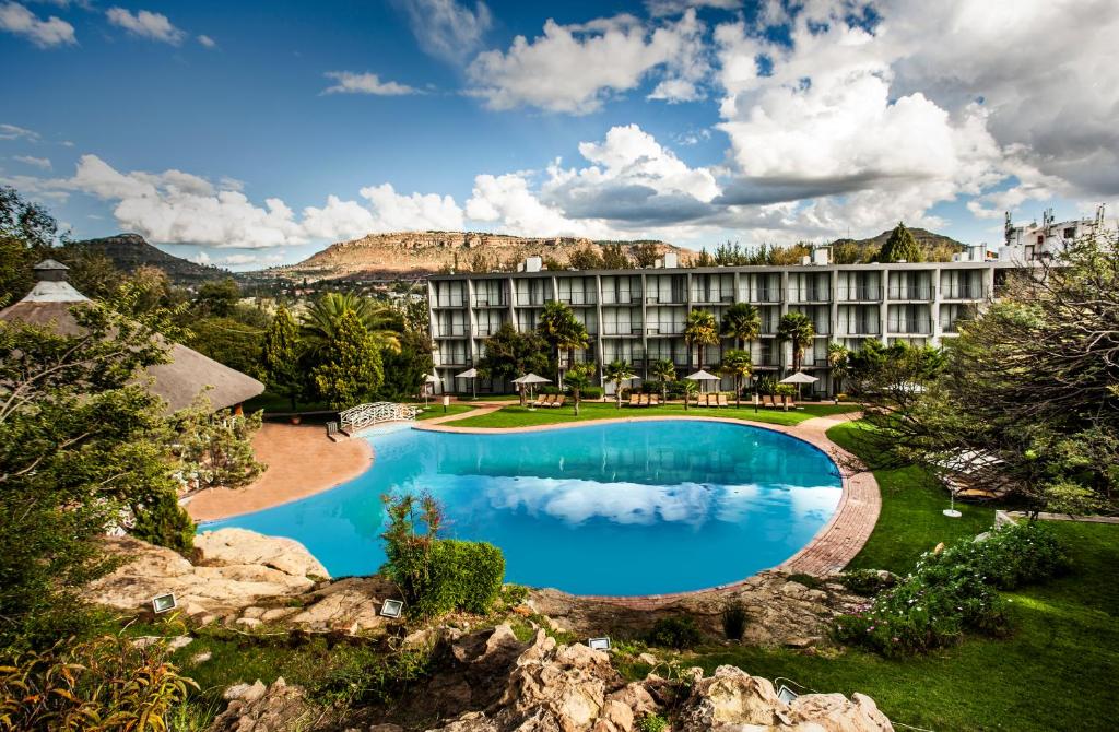 een uitzicht op het resort met een groot zwembad bij Avani Maseru Hotel in Maseru