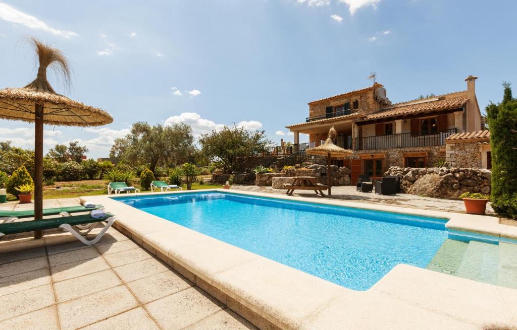 una piscina frente a una casa en Almadrava, en Pollensa