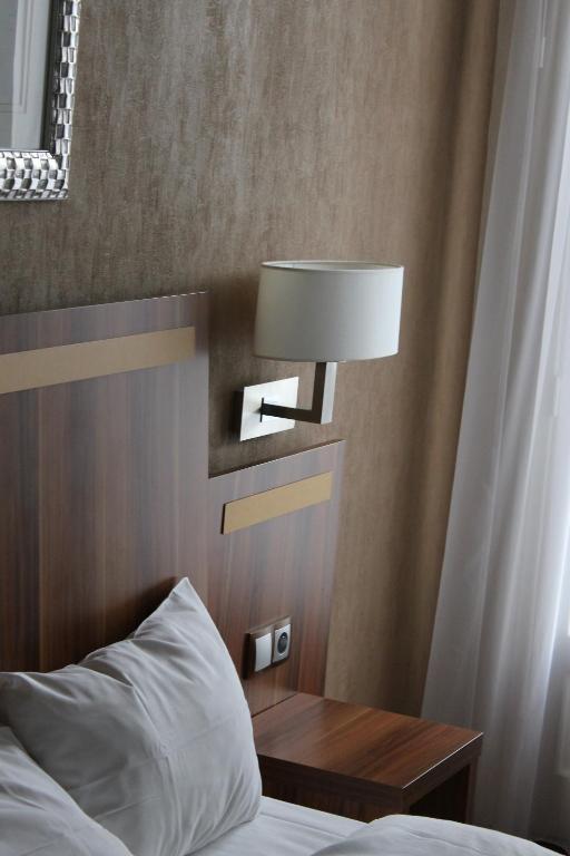 Hotel The Originals du Grand Monarque Nantes Gare - Resim 9