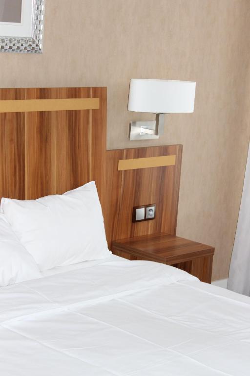 Hotel The Originals du Grand Monarque Nantes Gare - Resim 7