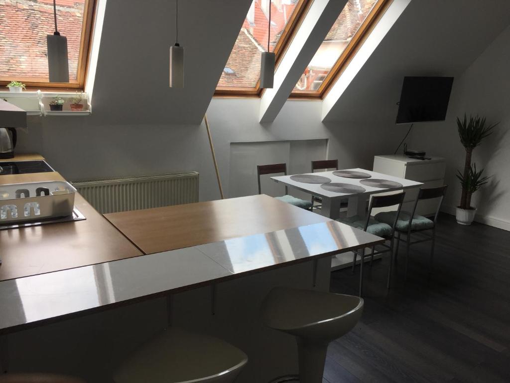 Kuchnia lub aneks kuchenny w obiekcie Rozmaring Apartman Pécs